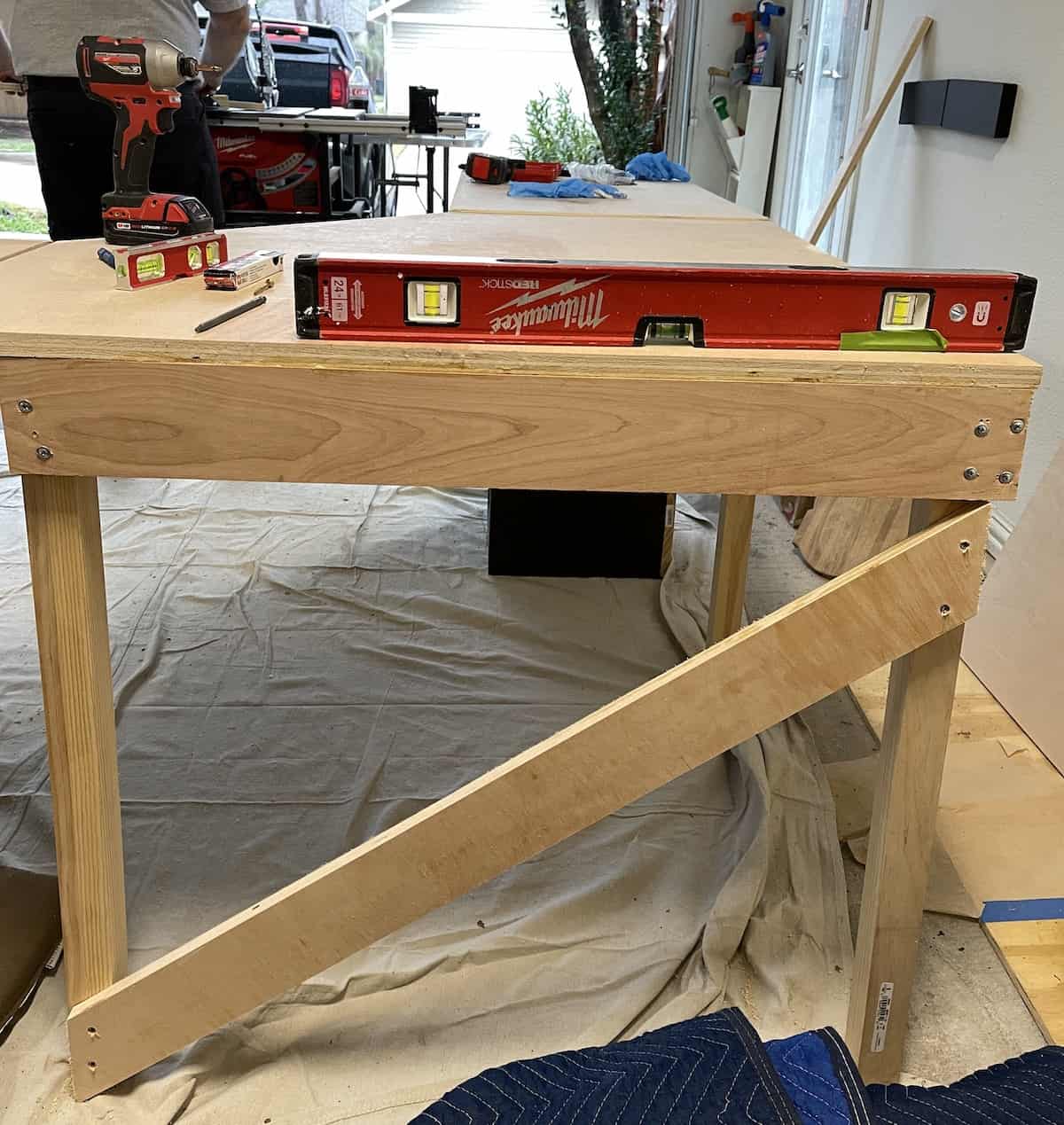 v-shaped brace diy desk