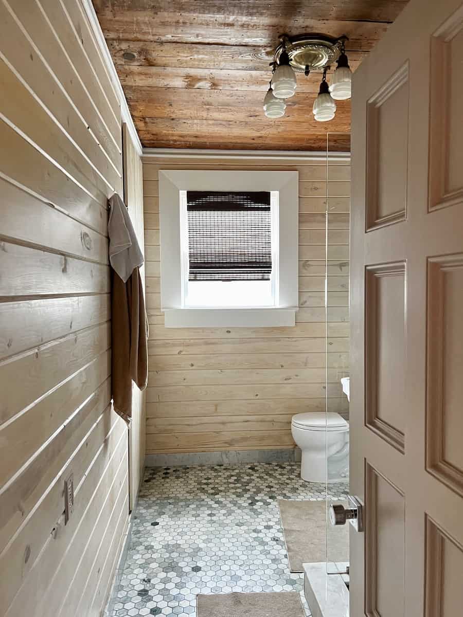 accent light for small bathroom